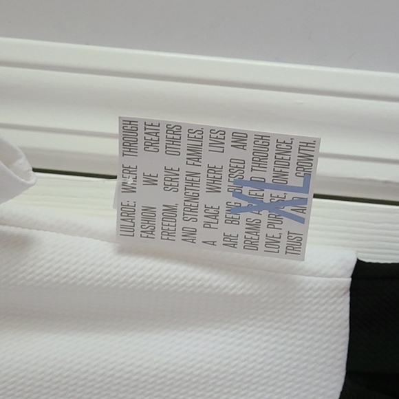 NWT Black and White Lularoe Amelia - Picture 2 of 4